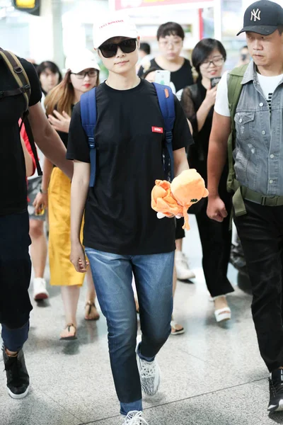 Chinese Singer Yuchun Center Pictured Beijing Capital International Airport Beijing — Stock Photo, Image