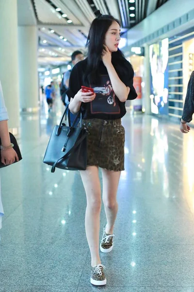 Chińska Aktorka Yang Jest Zdjęciu Beijing Capital International Airport Pekinie — Zdjęcie stockowe