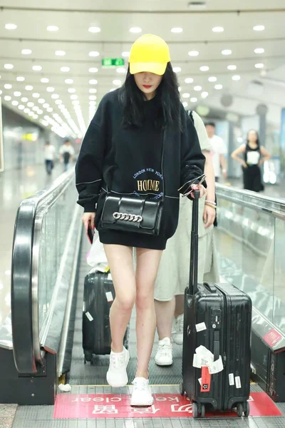 Chińska Aktorka Yang Jest Zdjęciu Międzynarodowe Lotnisko Pekinie Pekinie Lipca — Zdjęcie stockowe