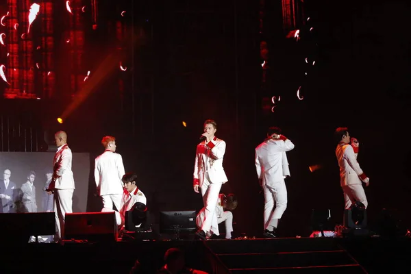 Membri Del Boy Group Sudcoreano Btob Esibiscono Durante Loro Concerto — Foto Stock