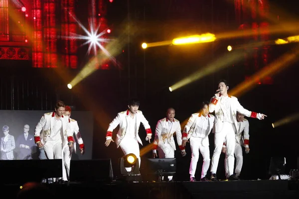 Członkowie Grupy Południowokoreańskiego Btob Wykonywać Podczas Ich Koncertu Hong Kongu — Zdjęcie stockowe