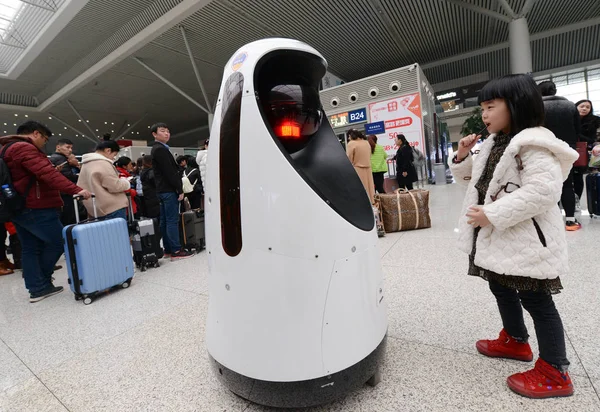 Los Pasajeros Observan Robot Patrullando Estación Tren Este Zhengzhou Ciudad —  Fotos de Stock