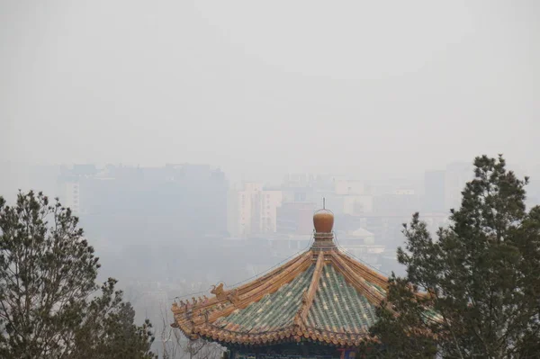 この合成写真は Cbd 中央ビジネス地区 高層ビルや高層オフィスビル北京 中国の重いスモッグで 2017 — ストック写真