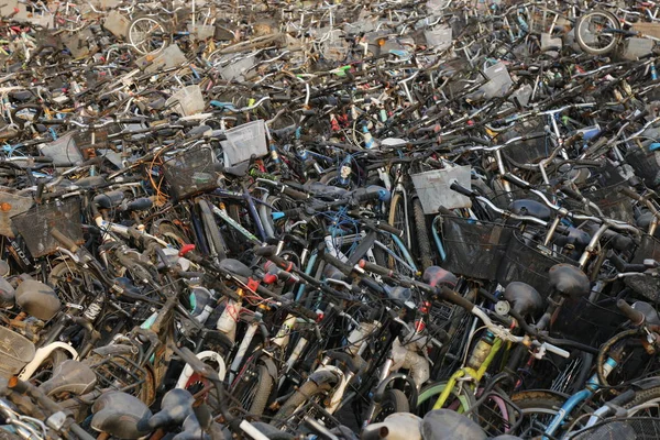Törött Leselejtezett Kerékpárok Parkolnak Egy Téren Egyetemen Zhengzhou Egyetem Zhengzhou — Stock Fotó