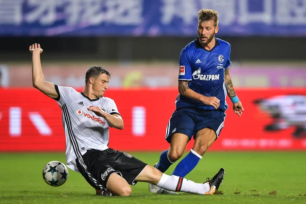 Futbolista Austriaco Guido Burgstaller Del Schalke Derecha Desafía Jugador Besiktas — Foto de Stock