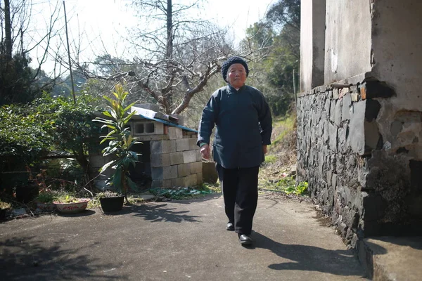 Year Old Chinese Kungfu Master Zhang Hexian Walks Dongyuan Village — Fotografia de Stock