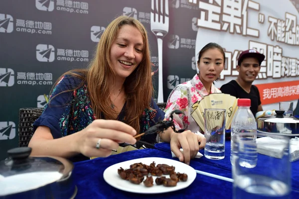 Bir Yabancı Kızarmış Bir Akrep Temmuz 2017 Garip Çin Mutfakları — Stok fotoğraf