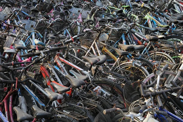 Bicicletas Rotas Desechadas Están Estacionadas Una Plaza Campus Universidad Zhengzhou —  Fotos de Stock