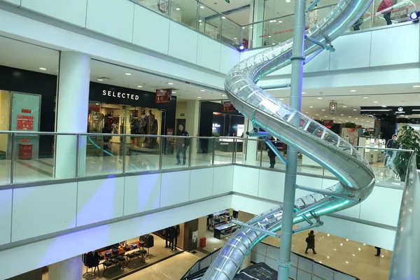 2017年2月15日在中国重庆一家购物中心欣赏16米高的超级滑梯 — 图库照片