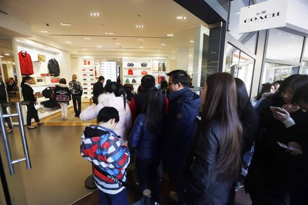 Kinesiska Kunder Upp Framför Butik Med Tränare Grund Rabatt Shanghai — Stockfoto