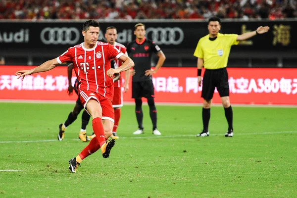 Polsk Fotbollsspelare Robert Lewandowski Bayern München Sparkar Bollen För Att — Stockfoto