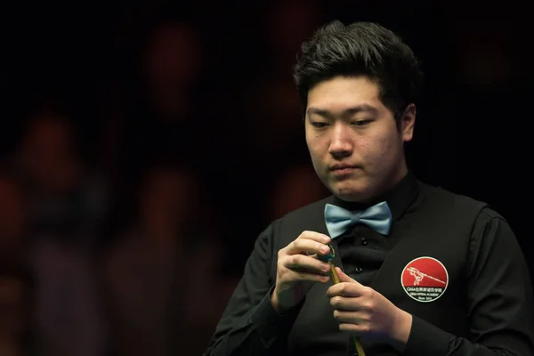 Yan Bingtao China Sua Dica Considerar Tiro Para Mark Selby — Fotografia de Stock