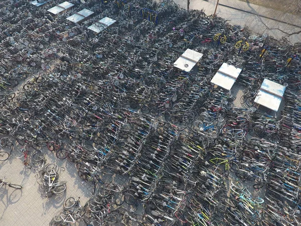 Bicicletas Rotas Desechadas Están Estacionadas Una Plaza Campus Universidad Zhengzhou —  Fotos de Stock