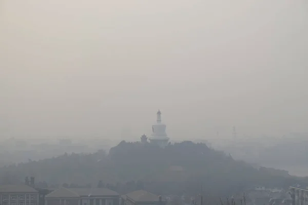 Detta Sammansatta Foto Visar Den Vita Pagoden Heavy Smog Beihai — Stockfoto