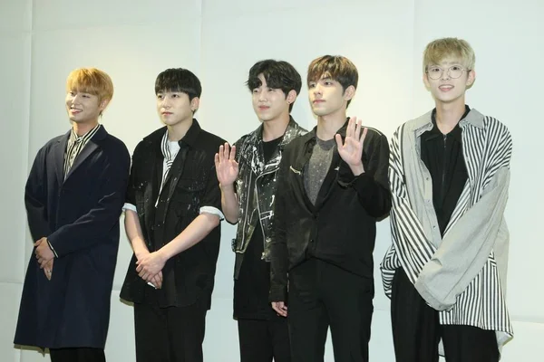 สมาช กของวงร อคเกาหล Day6 วมการแถลงข าวในไทเป กรกฎาคม 2017 — ภาพถ่ายสต็อก