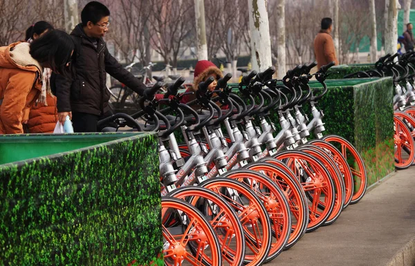 中国自転車共有サービス Mobike の自転車が中国天津市の路上駐車している 2017 — ストック写真