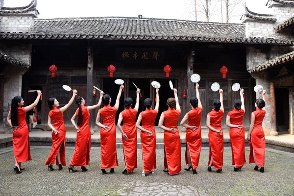 Женщины Носящие Ципао Традиционные Китайские Платья Участвуют Шоу Древней Улице — стоковое фото