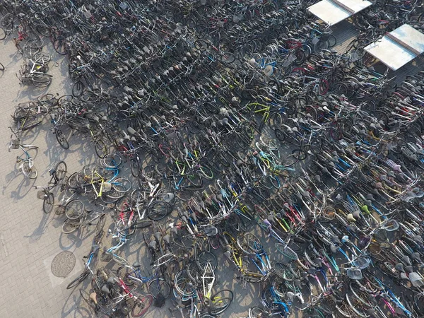 Bicicletas Rotas Desechadas Están Estacionadas Una Plaza Campus Universidad Zhengzhou —  Fotos de Stock