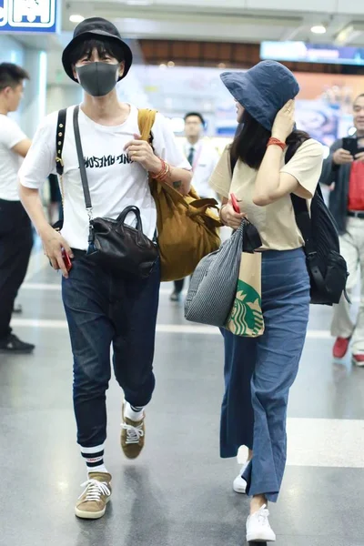 Die Chinesische Schauspielerin Gao Yuanyuan Rechts Auf Dem Internationalen Flughafen — Stockfoto