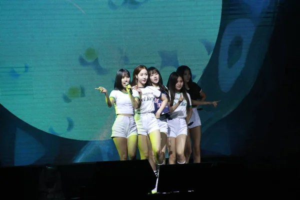 Члены Южнокорейской Женской Группы Gfriend Выступают Время Мини Концерта Gfriend — стоковое фото