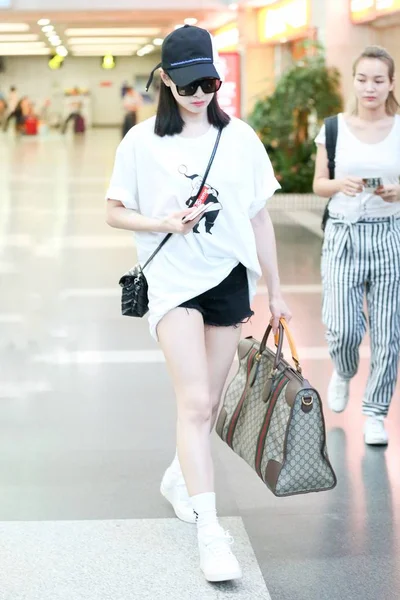 Cantante Attrice Cinese Victoria Song Song Qian Fotografata All Aeroporto — Foto Stock