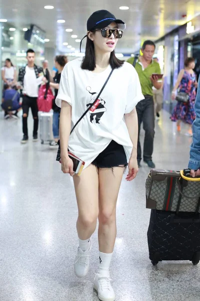 Cantora Atriz Chinesa Victoria Song Song Qian Retratada Aeroporto Internacional — Fotografia de Stock