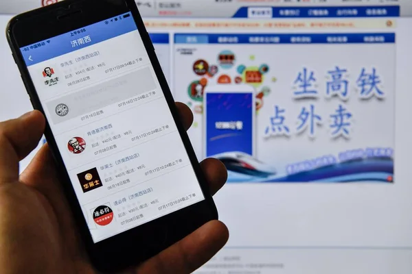 Chinese Passenger Uses Mobile App China Rail Official Website 12306 — Stock Photo, Image