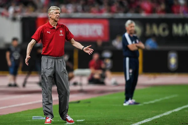 Treinador Arsene Wenger Arsenal Reage Enquanto Assiste Seus Jogadores Competindo — Fotografia de Stock