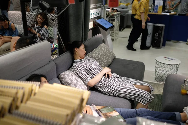 Residentes Chinos Locales Duermen Sofá Una Tienda Muebles Ikea Para —  Fotos de Stock