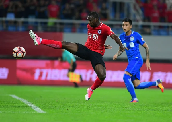 Footballeur Nigérian Anthony Ujah Liaoning Whowin Donne Coup Pied Ballon — Photo