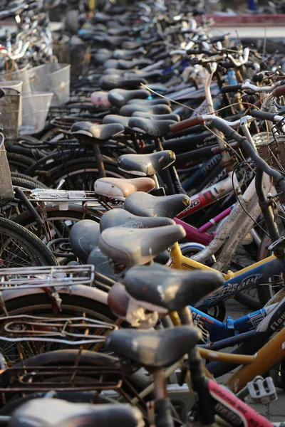 2017년 13일 허난성 정저우시 정저우 캠퍼스 광장에 부서지거나 폐기된 자전거가 — 스톡 사진