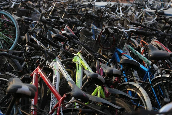 Des Vélos Cassés Mis Rebut Sont Garés Sur Une Place — Photo