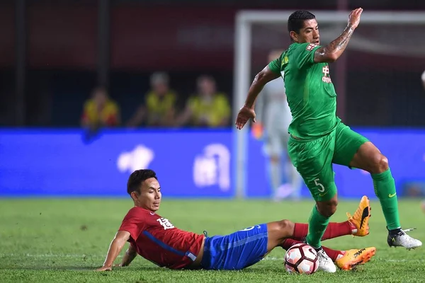 Futbolista Brasileño Ralf Derecha Beijing Sinobo Guoan Desafía Feng Zhuoyi —  Fotos de Stock