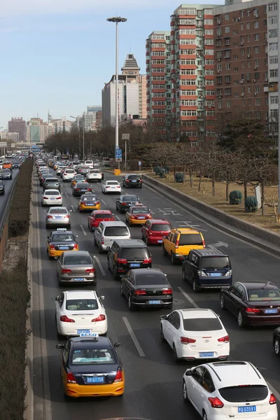 2017年2月20日 北京の新学期初日のラッシュアワー時に 交通渋滞の中で道路をゆっくりと移動する車の塊 — ストック写真