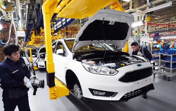 Trabajadores Chinos Montan Automóviles Línea Producción Quinta Base Changan Ford — Foto de Stock