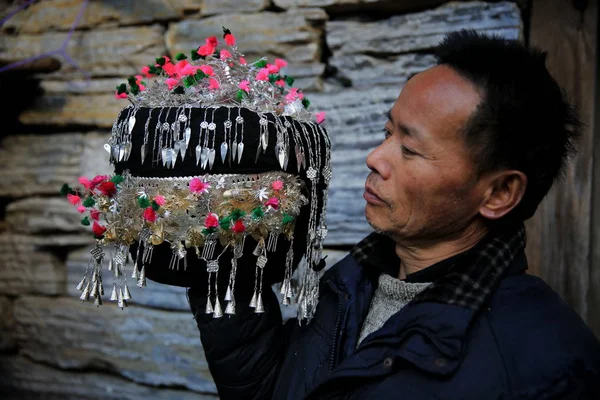 Китайский Серебряный Кузнец Маотин Демонстрирует Традиционный Серебряный Головной Убор Этнического — стоковое фото