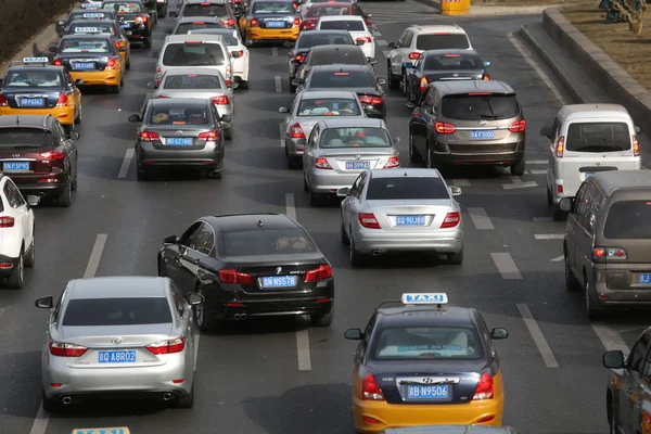 Masy Vozidel Pomalu Pohybují Silnici Dopravní Zácpě Během Hodin Prvního — Stock fotografie