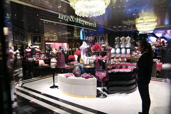 Een Chinese Werknemer Staat Naast Lingerie Tentoongesteld Victoria Secret Flagship — Stockfoto