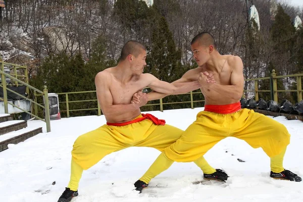 Monniken Praktijk Kungfu Martial Arts Sneeuw Shaolin Tempel Dengfeng Stad — Stockfoto