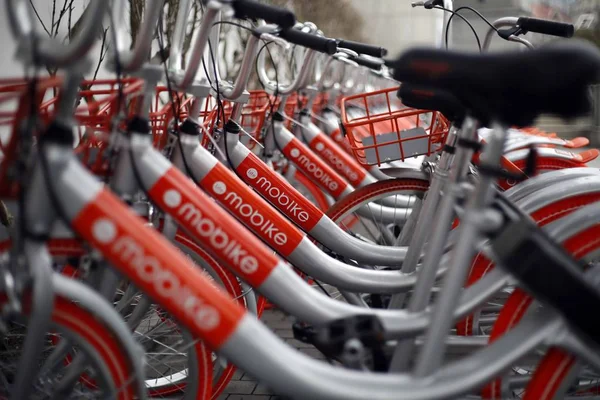 Bicicletas Servicio Chino Para Compartir Bicicletas Están Estacionadas Una Calle — Foto de Stock