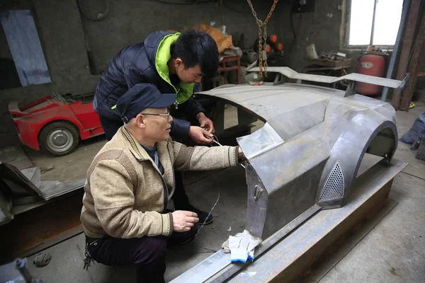 Agriculteur Chinois Ans Guo Yuanliang Devant Fait Une Mini Réplique — Photo