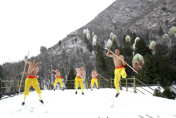 Monniken Praktijk Kungfu Martial Arts Sneeuw Shaolin Tempel Dengfeng Stad — Stockfoto