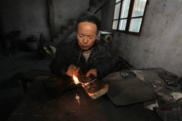 Китайский Серебряный Кузнец Маотин Расплавляет Серебро Сделать Традиционные Серебряные Аксессуары — стоковое фото