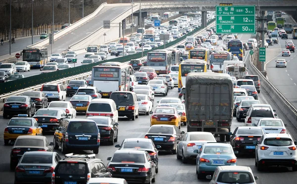 Massas Veículos Movem Lentamente Uma Estrada Engarrafamento Durante Horas Ponta — Fotografia de Stock