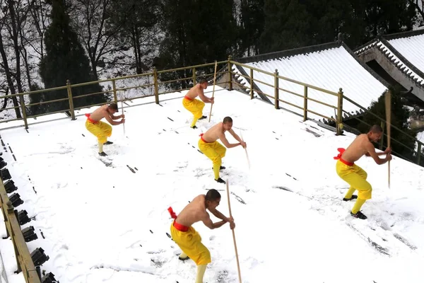 Monniken Praktijk Kungfu Martial Arts Sneeuw Shaolin Tempel Dengfeng Stad — Stockfoto