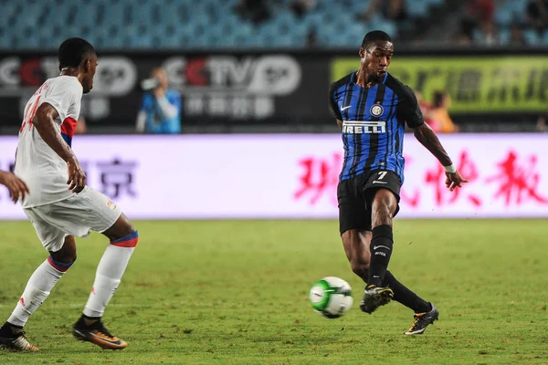 Alan Dzabana Dell Olympique Lyonnais Sinistra Sfida Geoffrey Kondogbia Dell — Foto Stock