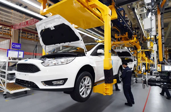 Trabajadores Chinos Montan Automóviles Línea Producción Quinta Base Changan Ford — Foto de Stock