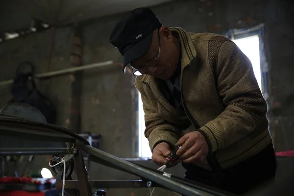 Guo Yuanliang Agricultor Chino Años Hace Una Mini Réplica Lamborghini —  Fotos de Stock