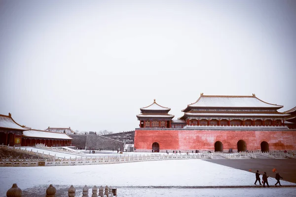 2017年2月21日 在中国北京的雪中 游客参观故宫博物院 又称紫禁城 — 图库照片