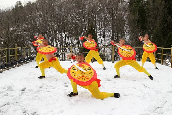 Mniši Praktikuje Kungfu Bojová Umění Sněhu Shaolin Chrámu Dengfeng City — Stock fotografie